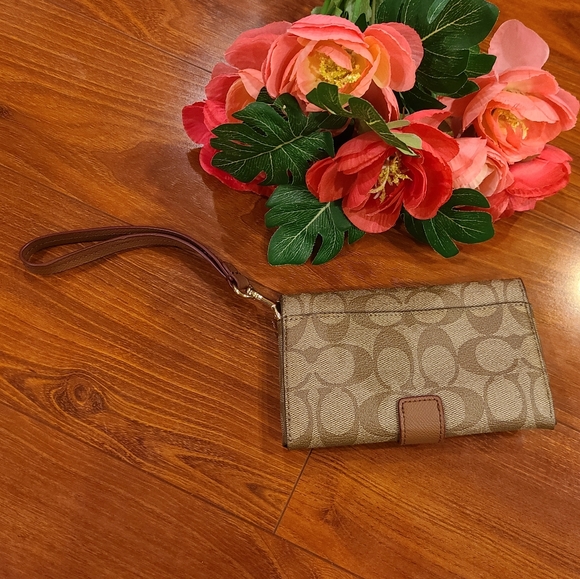 Coach Brown Signature PVC phone Clutch - Picture 3 of 5
